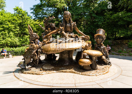 New York City, USA - 26. Juni 2018: Alice im Wunderland Skulptur im Central Park. Alice im Wunderland steht Elf von der Mad Hatter umgeben und Stockfoto