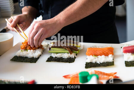 Koch, die Sushi Bar in der Nähe Stockfoto