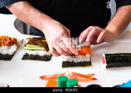 Koch, die Sushi Bar in der Nähe Stockfoto