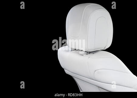 Weißes Leder Interieur des luxuriösen, modernen Auto. Leder Sitze mit bequemen weißen Nähte auf schwarzen Hintergrund isoliert. Moderne Innenraum deta Stockfoto