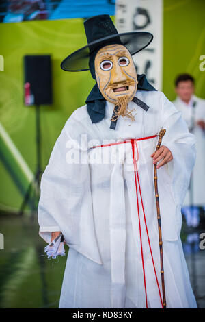 ANDONG, SÜDKOREA - Okt 01: Schauspieler, die die koreanischen traditinal Maskdance in Andong Südkorea am 01. Oktober 2018, die Maskdance festival Hel Stockfoto