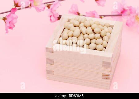 Japanische traditionelle Veranstaltung, Soja Snacks werden auf einer jährlichen Veranstaltung/Setsubun verwendet. Stockfoto