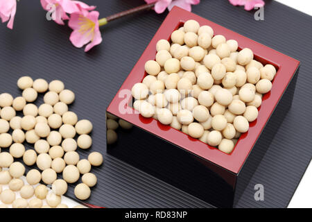 Japanische traditionelle Veranstaltung, Soja Snacks werden auf einer jährlichen Veranstaltung/Setsubun verwendet. Stockfoto
