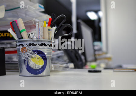 Bleistift Halter mit Stifte, Marker und Schere auf weißem Schreibtisch Stockfoto