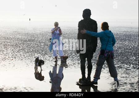 Sir Antony Gormley sculpted Abbildung mit Touristen fotografieren, einen anderen Ort. Stockfoto