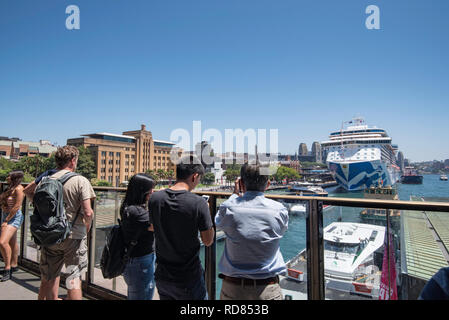 Sydney Australien, Jan 12, 2019: Menschen fotografieren Princess Cruises' neuestes Schiff, majestätischen Prinzessin vom Circular Quay Bahnhof Plattform Stockfoto