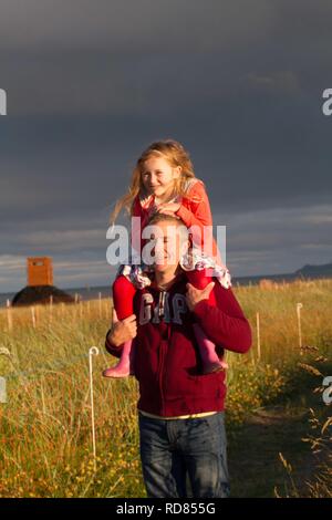 Vater und Tochter genießen Zwergseeschwalbe (Sterna Albifrons) Kolonie. Anwohner aus Kilcoole Dorf genießen Sie lokale Biodiversität des Naturschutzgebietes von Birdwatch Irland verwaltet. Stockfoto