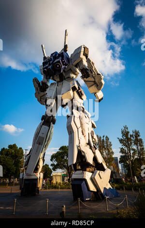 Tokyo, Japan - 18. Oktober 2018: Full-size Mobile Suit RX-0 Unicorn Gundam Auftritte bei Diver City Plaza Tokio von berühmten Anime Franchise Roboter. Stockfoto