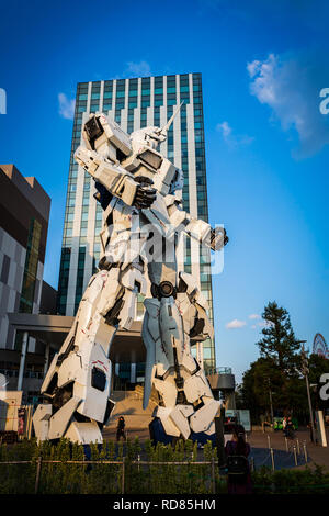 Tokyo, Japan - 18. Oktober 2018: Full-size Mobile Suit RX-0 Unicorn Gundam Auftritte bei Diver City Plaza Tokio von berühmten Anime Franchise Roboter. Stockfoto