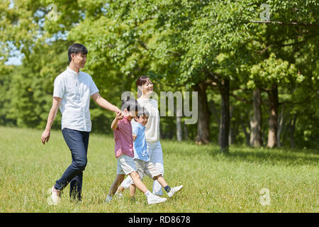 Japanische Familie in einem Stadtpark Stockfoto