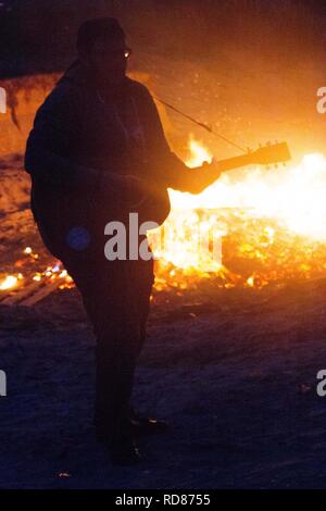 Sänger und Kind und Nachtschwärmer genießen bbq auf Machir, als Teil der Berneray Festival gälische Kultur und das Leben des Machir, multi uuse Landschaft, wie Zwergseeschwalben nisten, aber nicht gefährdet. Stockfoto