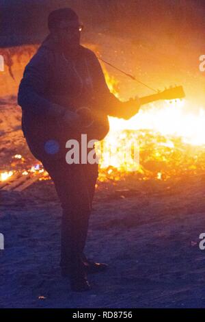 Sänger und Kind und Nachtschwärmer genießen bbq auf Machir, als Teil der Berneray Festival gälische Kultur und das Leben des Machir, multi uuse Landschaft, wie Zwergseeschwalben nisten, aber nicht gefährdet. Stockfoto