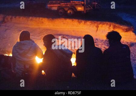 Sänger und Kind und Nachtschwärmer genießen bbq auf Machir, als Teil der Berneray Festival gälische Kultur und das Leben des Machir, multi uuse Landschaft, wie Zwergseeschwalben nisten, aber nicht gefährdet. Stockfoto