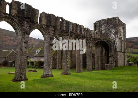 Llanthony Priory in die Schwarzen Berge, Brecon Beacons National Park, Monmouthshire, Wales. Stockfoto