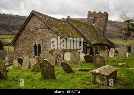 St Martin's Church, Cwmyoy, als die "Schiefe Kirche', in der Nähe von Abergavenny, Monmouthshire, Wales, UK Stockfoto