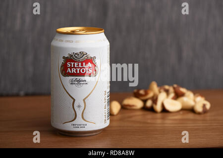 Gimpo, Korea - September 7, 2018: Stella Artois, belgischen Pils, auf einem Holztisch mit einigen Paranüsse. Stockfoto