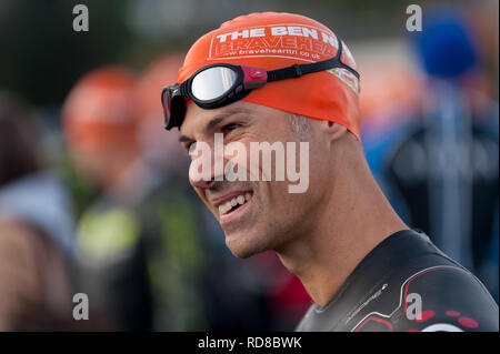 Schwimmer sind Sie bereit, die Ben Nevis Triathlon auf Loch Linnhe zu starten Stockfoto