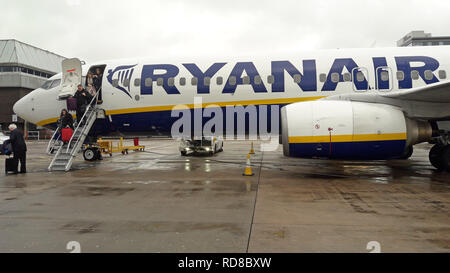 Die Passagiere von Bord einer Boeing 737 am Internationalen Flughafen Birmingham am 16. Januar 2019. Stockfoto