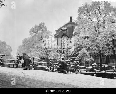 Amsterdamse Grachten in de sneeuw, Bestanddeelnr 909-3875. Stockfoto