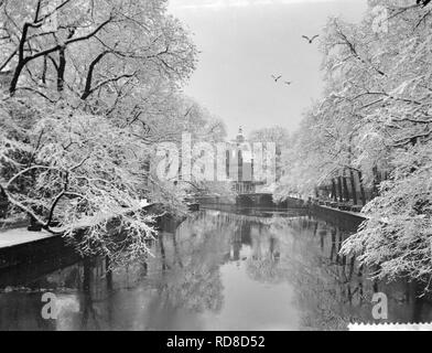 Amsterdamse Grachten in de sneeuw, Bestanddeelnr 909-3876. Stockfoto