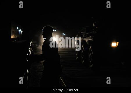 Ein äthiopischer Soldat, als Teil der Mission der Afrikanischen Union in Somalia, Spaziergänge durch Baidoa, Somalia, am 22. Juni bei einer nächtlichen Patrouille in der Stadt. Stockfoto