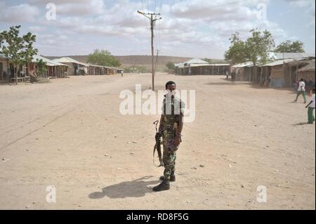 Ein äthiopischer Soldat, Teil der Mission der Afrikanischen Union in Somalia, steht auf einer der wichtigsten Straßen der Stadt Garbaharey. Die AMISOM stellvertretender Kommandeur, Major General Geoffrey Baraba Muheesi, und Sektor (14474593845). Stockfoto