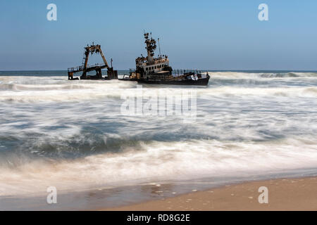 Schiffbruch in der Nähe von Zeila Henties Bay (lange Belichtung Blur) - Skelettküste - Nördlich von Swakopmund, Namibia, Afrika Stockfoto