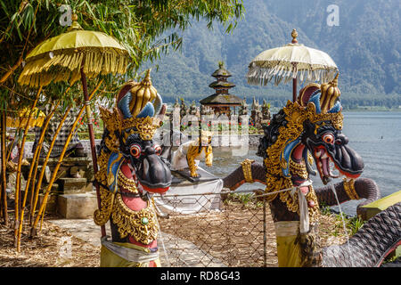Drachen Brunnen bei balinesischen Hindu Tempel Pura Ulun Danu Beratan, Tabanan, Bali, Indonesien Stockfoto