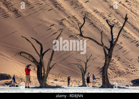 Menschen fotografieren in Deadvlei - Namib-Naukluft-Nationalpark, Namibia, Afrika Stockfoto