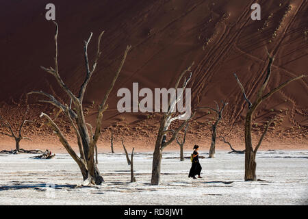 Frau Fuß unter camelthorn Bäume im Deadvlei, Namib-Naukluft-Nationalpark, Namibia, Afrika Stockfoto