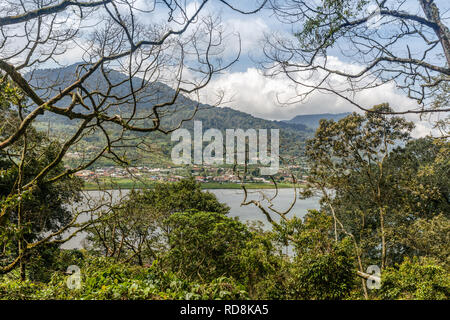Der Buyan See (Danau Buyan) von der Spitze. Bedugul, Buleleng, Bali, Indonesien. Stockfoto