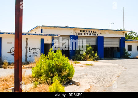 Abgebrochene US Air Force Base, Insel Kreta, Griechenland - 10. Juni 2015: Abgebrochene US Air Force Base in Kreta, Griechenland. Verlassene Gebäude und Strukturen Stockfoto