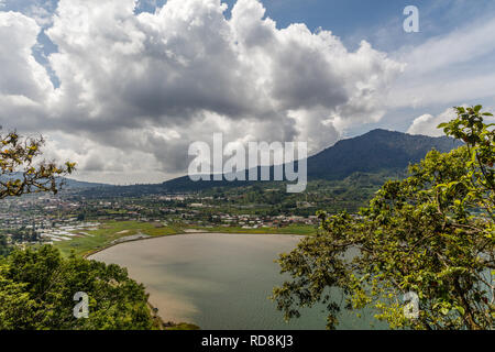 Der Buyan See (Danau Buyan) von der Spitze. Bedugul, Buleleng, Bali, Indonesien. Stockfoto