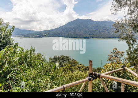 Der Buyan See (Danau Buyan) von der Spitze. Bedugul, Buleleng, Bali, Indonesien. Stockfoto