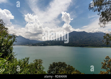 Der Buyan See (Danau Buyan) von der Spitze. Bedugul, Buleleng, Bali, Indonesien. Stockfoto