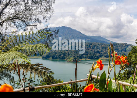 Der Buyan See (Danau Buyan) von der Spitze. Bedugul, Buleleng, Bali, Indonesien. Stockfoto