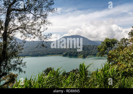 Der Buyan See (Danau Buyan) von der Spitze. Bedugul, Buleleng, Bali, Indonesien. Stockfoto
