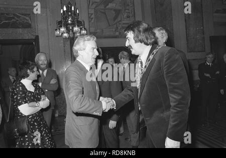 Andre van der Louw geinstalleerd als Burgemeester van Rotterdam VARA-voorzitter, Bestanddeelnr 927-5981. Stockfoto