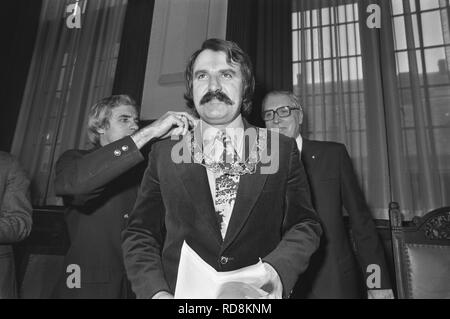 Andre van der Louw geinstalleerd als Burgemeester van Rotterdam; krijgt ambtsketen-NA-927-5971. Stockfoto