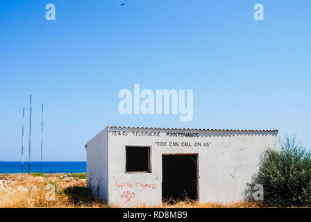 Abgebrochene US Air Force Base in Kreta, Griechenland. Verlassene Gebäude und Strukturen sind baufällig und werden zerstört. Stockfoto