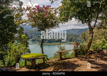 Der Buyan See (Danau Buyan) von der Spitze. Bedugul, Buleleng, Bali, Indonesien. Stockfoto
