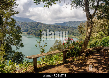 Der Buyan See (Danau Buyan) von der Spitze. Bedugul, Buleleng, Bali, Indonesien. Stockfoto