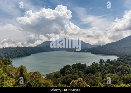 Der Buyan See (Danau Buyan) von der Spitze. Bedugul, Buleleng, Bali, Indonesien. Stockfoto