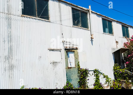 Abgebrochene US Air Force Base in Kreta, Griechenland. Verlassene Gebäude und Strukturen sind baufällig und werden zerstört. Stockfoto