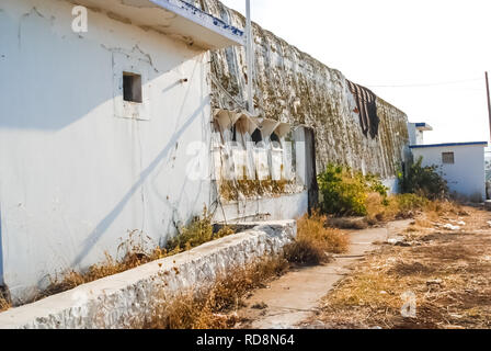 Abgebrochene US Air Force Base in Kreta, Griechenland. Verlassene Gebäude und Strukturen sind baufällig und werden zerstört. Stockfoto