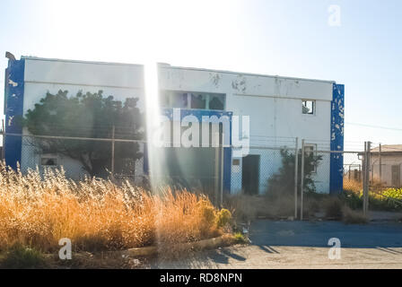 Abgebrochene US Air Force Base in Kreta, Griechenland. Verlassene Gebäude und Strukturen sind baufällig und werden zerstört. Stockfoto