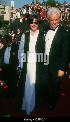 PASADENA, Ca - 19. SEPTEMBER: Schauspielerin Susan Dey und Ehemann Produzent Bernard Sofronski der 45. jährlichen Primetime Emmy Awards teilnehmen am 19. September 1993 in Pasadena Civic Auditorium in Pasadena, Kalifornien. Foto von Barry King/Alamy Stock Foto Stockfoto