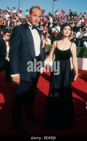 PASADENA, Ca - 19. SEPTEMBER: Schauspielerin Janine Turner nimmt an der 45. jährlichen Primetime Emmy Awards am 19. September 1993 in Pasadena Civic Auditorium in Pasadena, Kalifornien. Foto von Barry King/Alamy Stock Foto Stockfoto