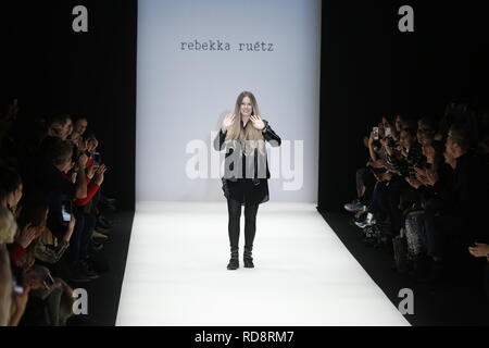 Berlin, Deutschland. 16 Jan, 2019. Berlin. Das Foto zeigt Designer Rebekka Ruétz auf dem Laufsteg bei der Mercedes Benz Fashion Week in Berlin im E-Werk in Berlin-Mitte am 16. Januar 2019. Quelle: Simone Kuhlmey/Pacific Press/Alamy leben Nachrichten Stockfoto