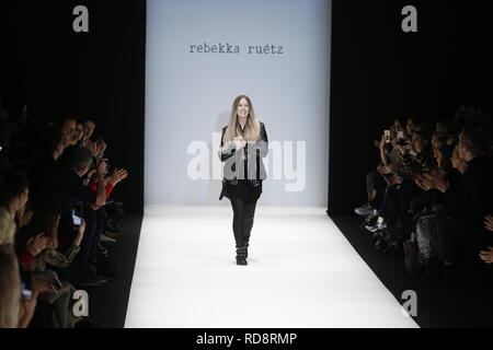 Berlin, Deutschland. 16 Jan, 2019. Berlin. Das Foto zeigt Designer Rebekka Ruétz auf dem Laufsteg bei der Mercedes Benz Fashion Week in Berlin im E-Werk in Berlin-Mitte am 16. Januar 2019. Quelle: Simone Kuhlmey/Pacific Press/Alamy leben Nachrichten Stockfoto